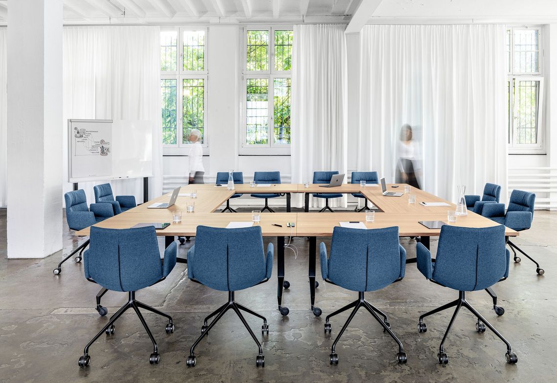 Konferenzstuhl mit schwarzem Viersternfuss im Konferenzraum am Besprechungstisch Alteo