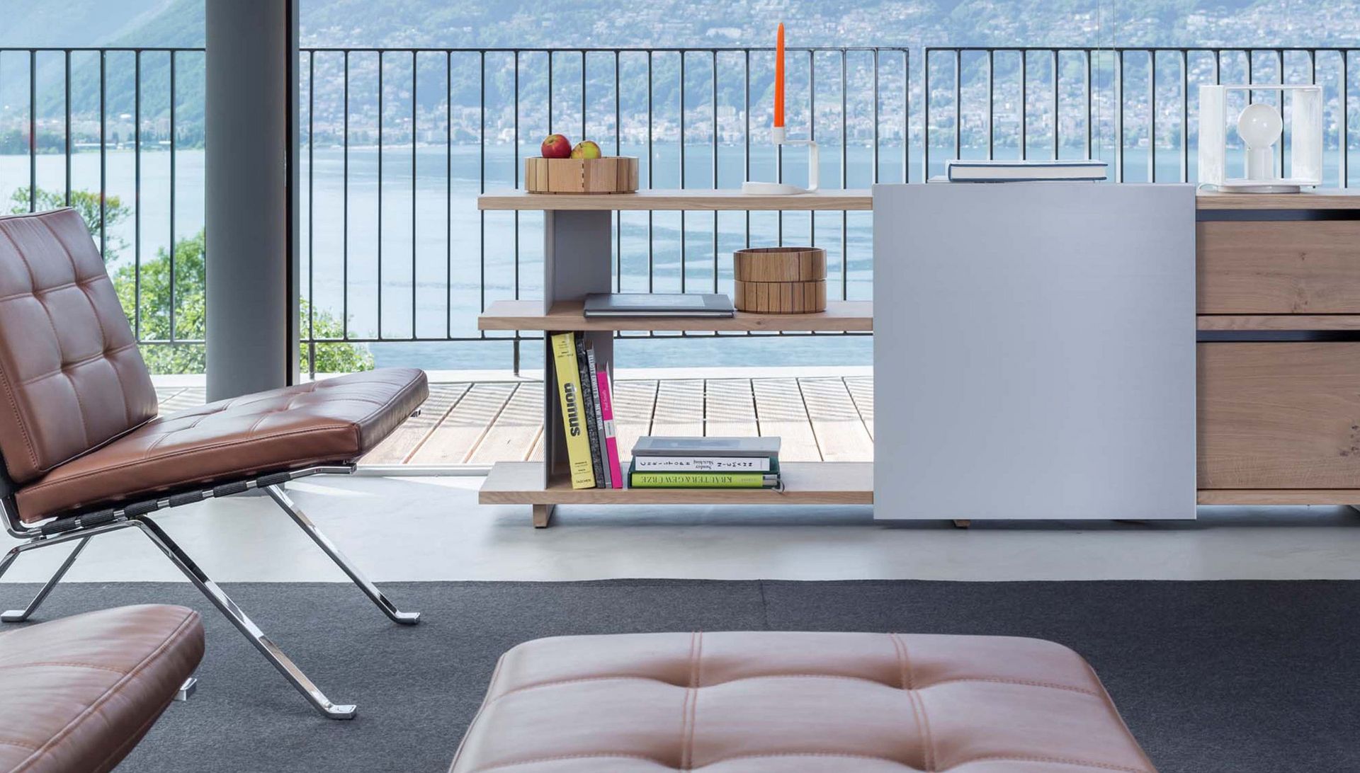 Sibora Lowboard Holz und Sessel Modell 1600 im Wohnzimmer