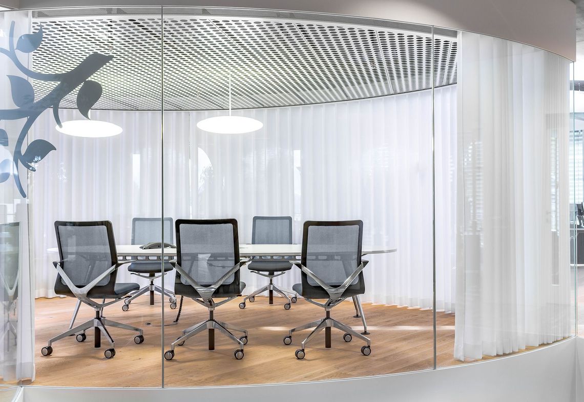 Konferenzstuhl Linq am Besprechungstisch