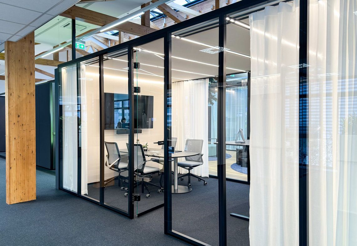 Hauptstandort Brückner Maschinenbau: Bürostuhl Linq in einem Besprechungsraum