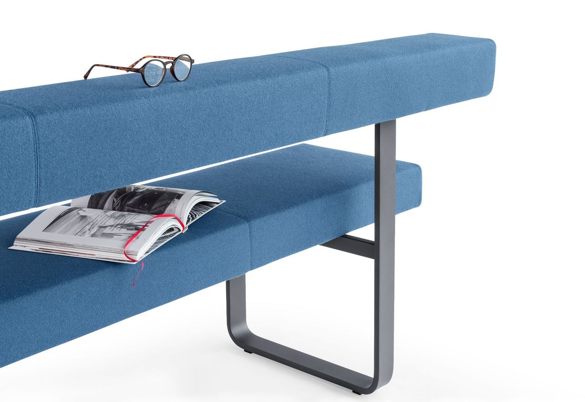 Nahaufnahme, Sitzbank blau gepolstert mit Rückenlehne und Kufengestell Flachstahl