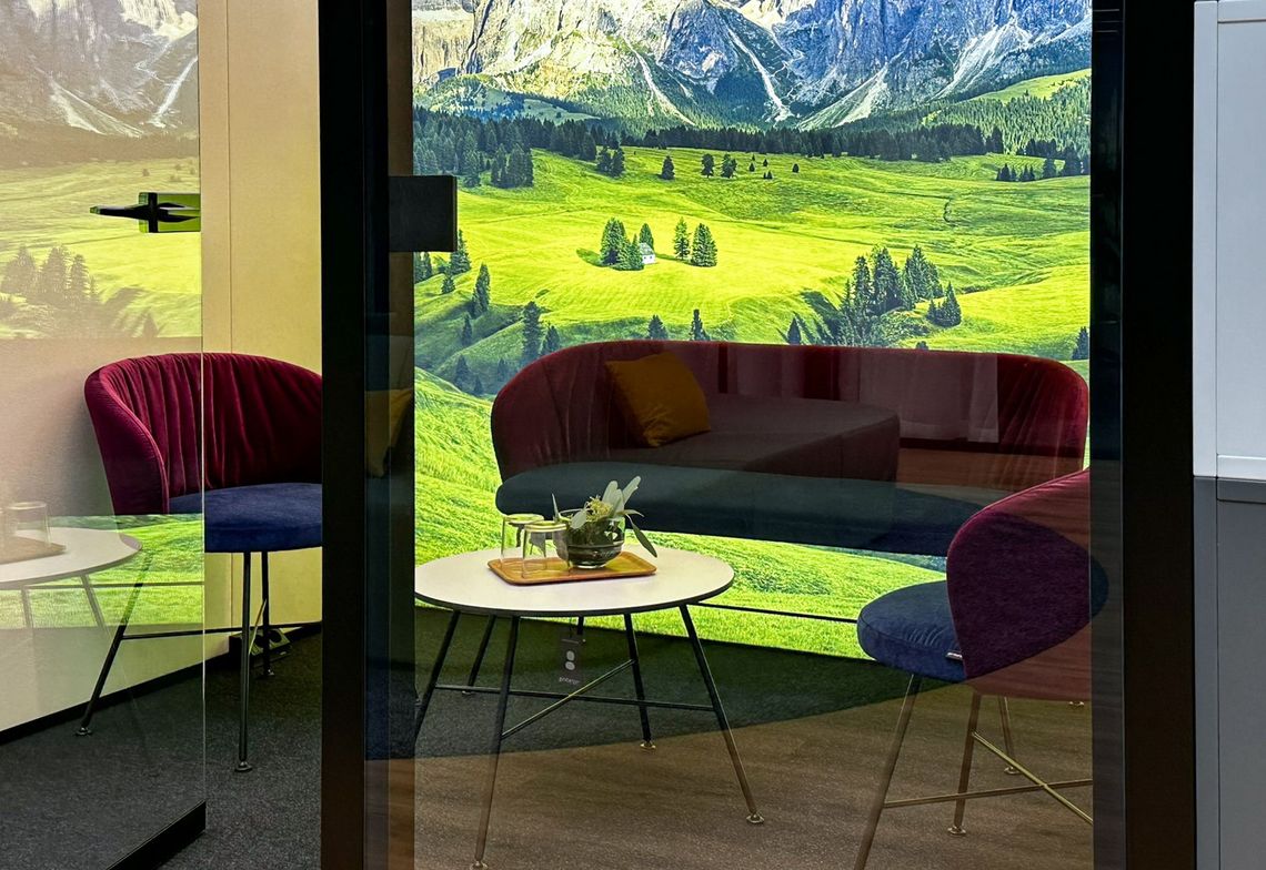 Hauptstandort Brückner Maschinenbau: Rückzugsort mit Biala Stühle und Sitzbank 