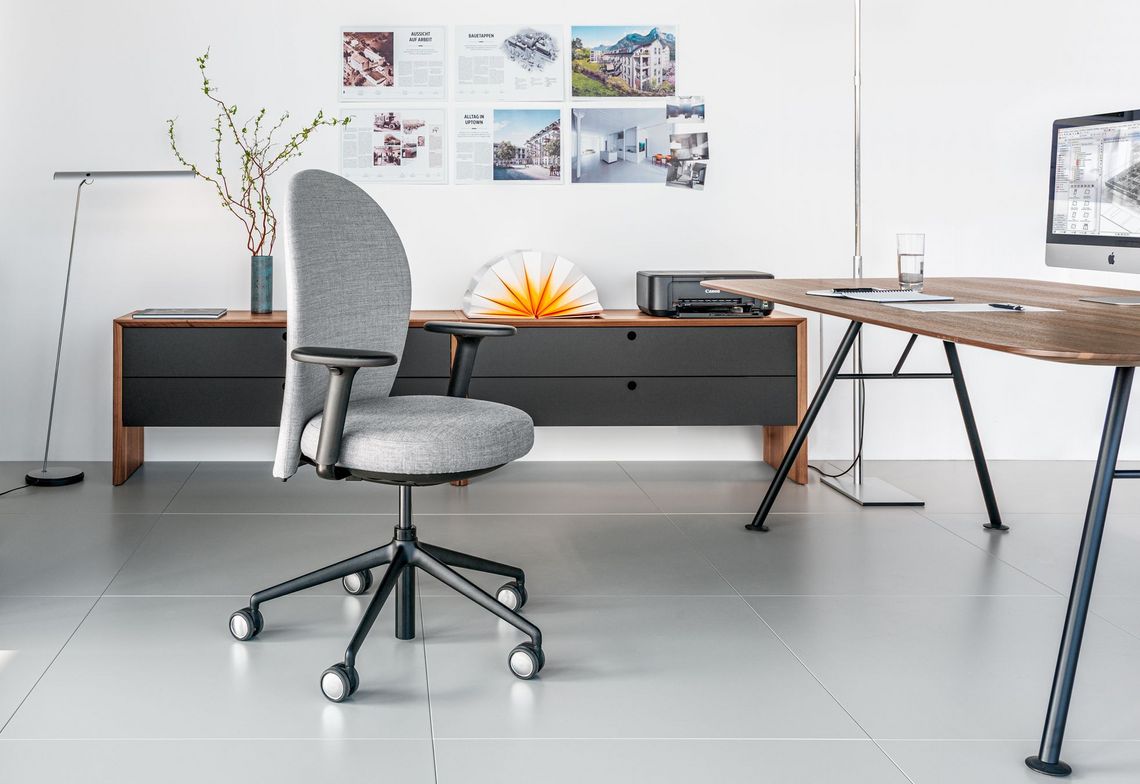 La Punt Lowboard Holz mit Akio Steel Schreibtisch Massivholz und Bürostuhl Marva