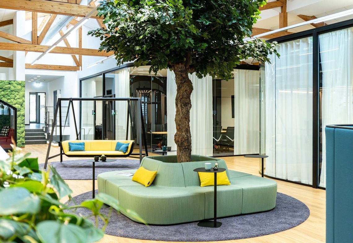 Hauptstandort Brückner Maschinenbau: Sitzinsel um einen Baum, umgesetzt mit dem Loungemöbel Pablo Modular