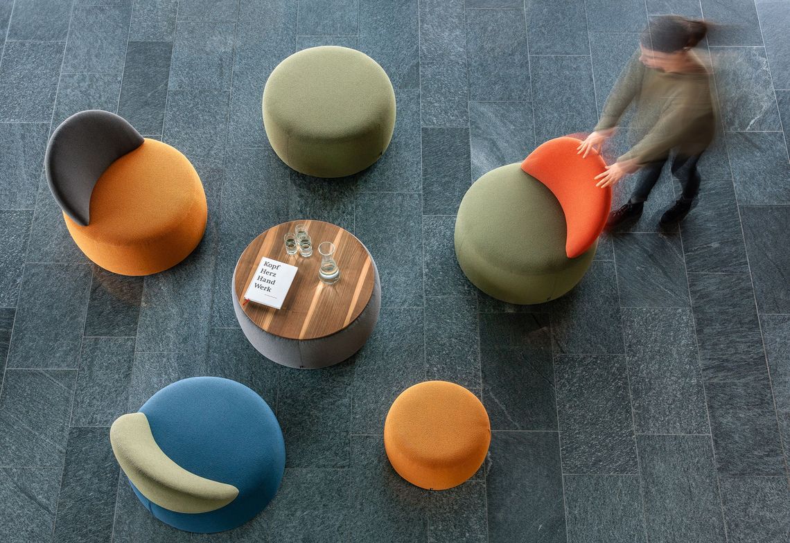 Sitzpouf besitzt Rollen und lässt sich leicht bewegen