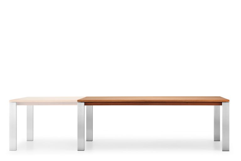 Ausziehbarer Tisch Massivholz mit Füssen aus Chromnickelstahl, Seitenansicht