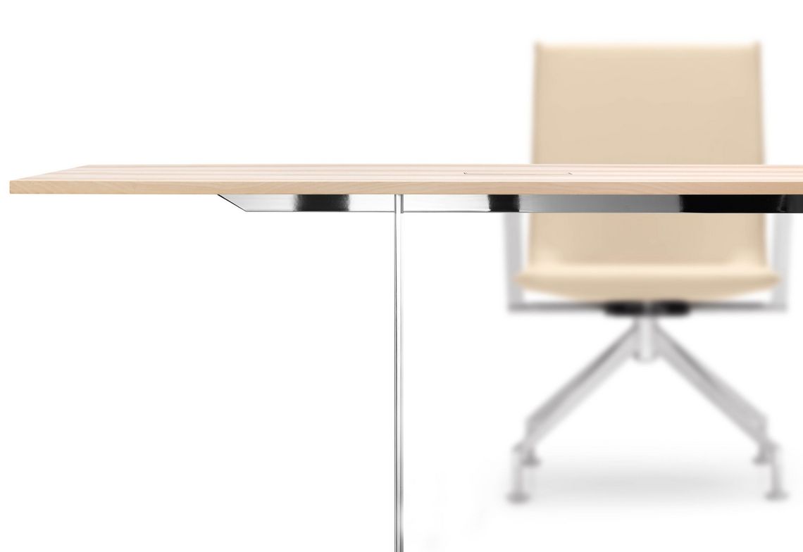 Besprechungstisch Massivholz Nahaufnahme Flachstahl Gestellstruktur, mit Jack Konferenzstuhl