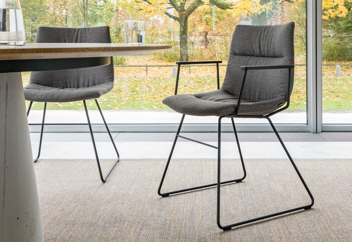 Kufenstuhl als Esstischstuhl grau gepolstert, mit schwarzem Gestell mit und ohne Armlehnen