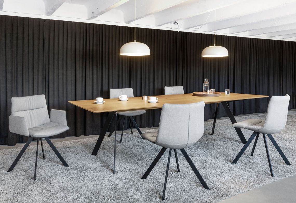 Polsterstuhl mit und ohne Armlehnen im Konferenzraum am Konferenztisch Barra Work