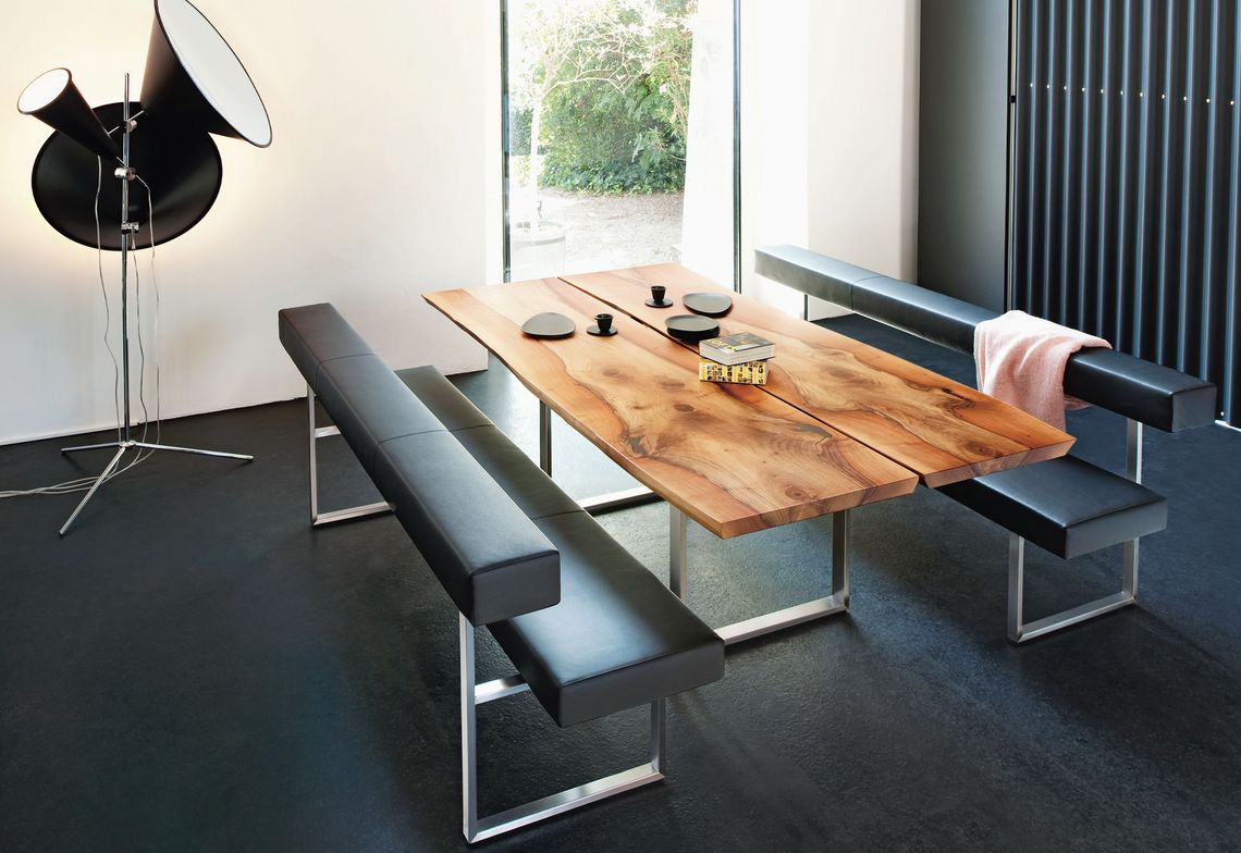 Sitzbank gepolstert mit schwarzem Leder, mit Flachstahlgestell und Authentic Massivholztisch