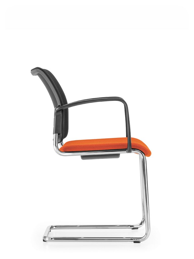 Yanos Schwingstuhl mit orangem Sitzpolster und Netzrücken, Seitenansicht