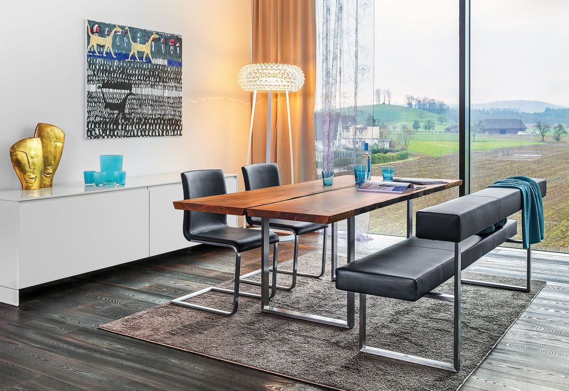 Permesso Sitzbank gepolstert mit Rückenlehne und Flachstahlgestell, Stühle Lynn in Leder gepolstert und Esstisch Massivholz Authentic