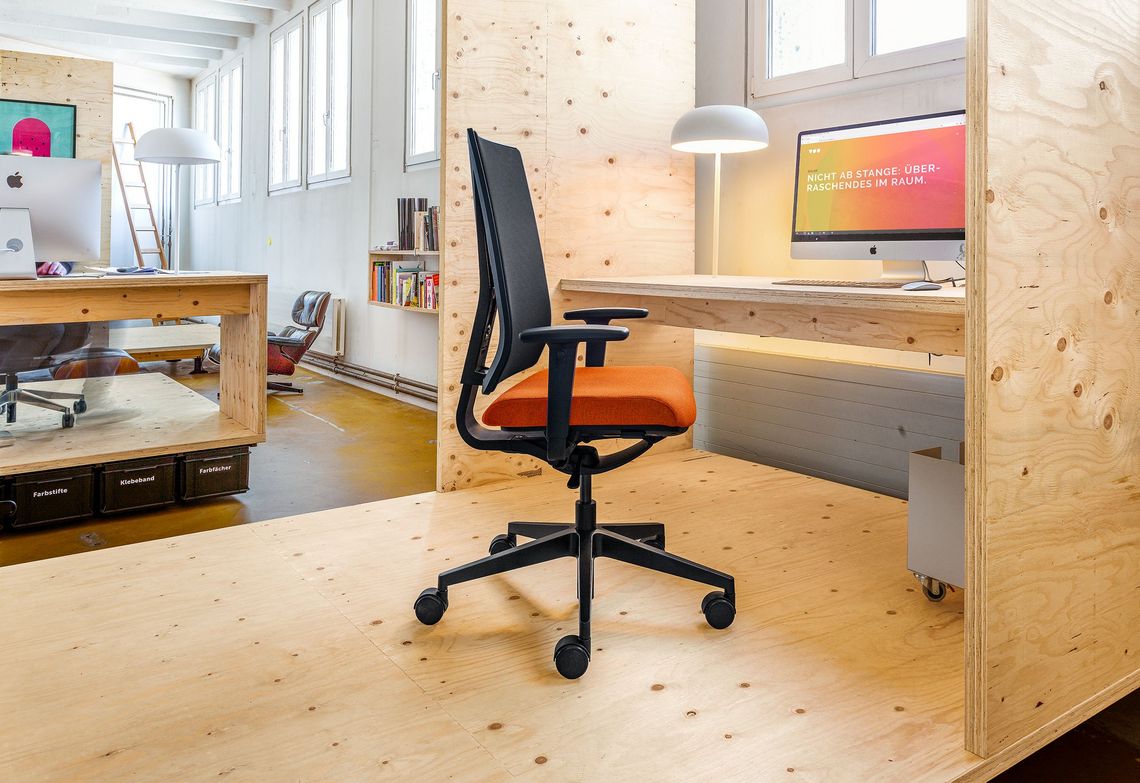 Schreibstischstuhl Yanos Flex mit organgem Sitzpolster im Büro