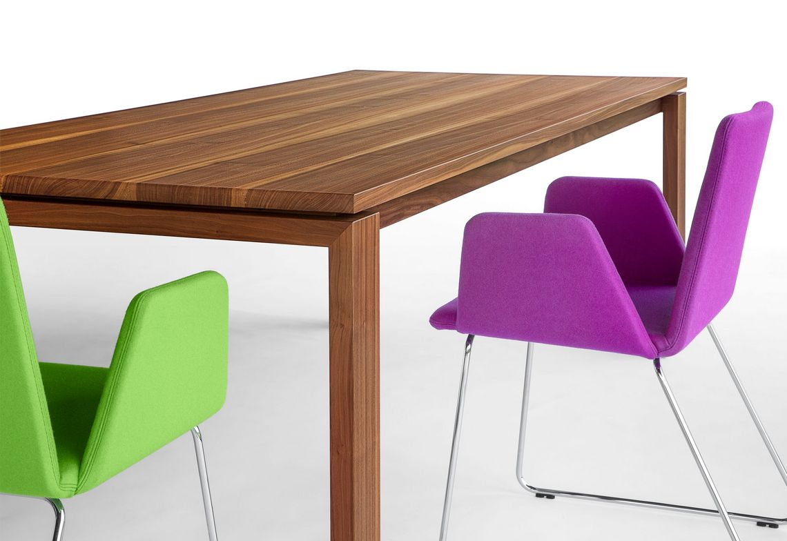 Holztisch ausziehbar mit zwei Kufenstühlen, grün und violett gepolstert