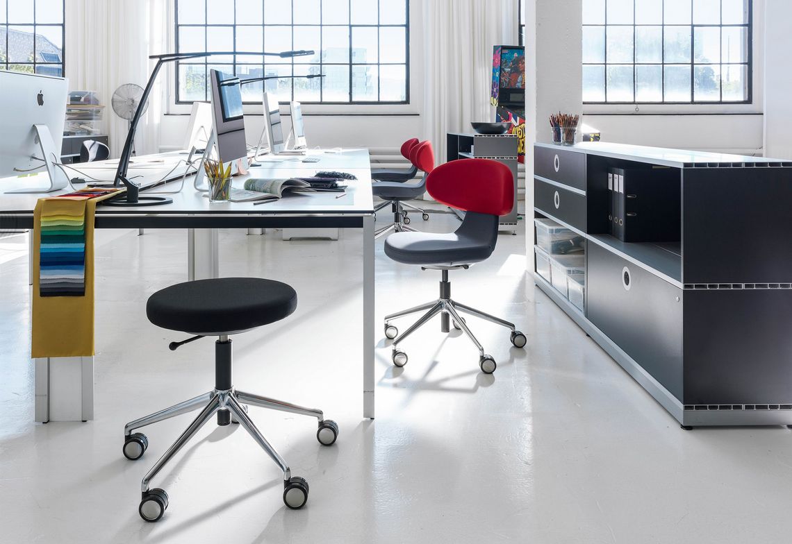 Simplex 3D Bürostuhl und Hocker im Coworking