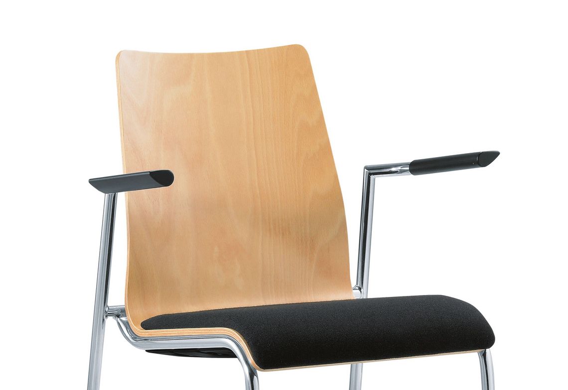 Nahaufnahme Stuhl mit Holzschale aus Buche und Sitzpolsterauflage schwarz und Armlehnen