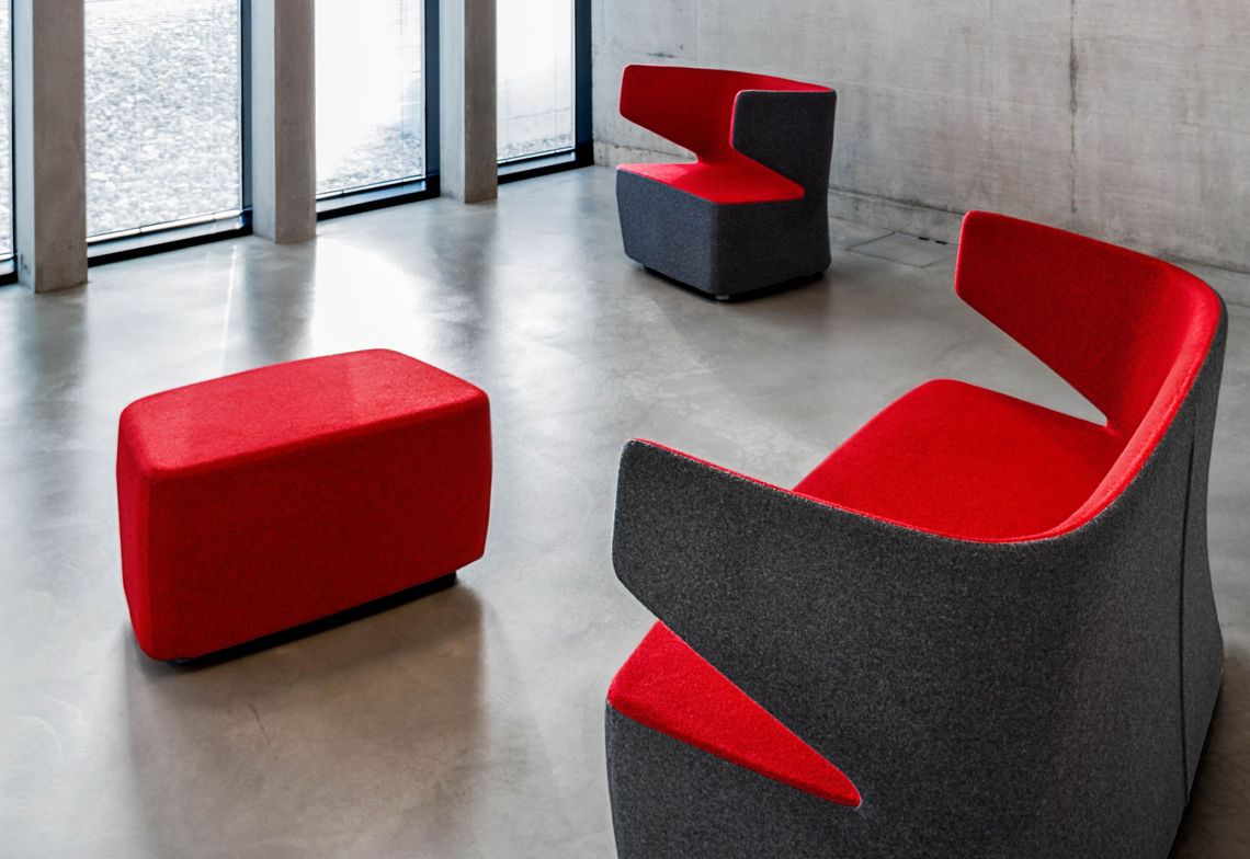 Loungesessel, Sessel und Polsterhocker im Empfangshalle