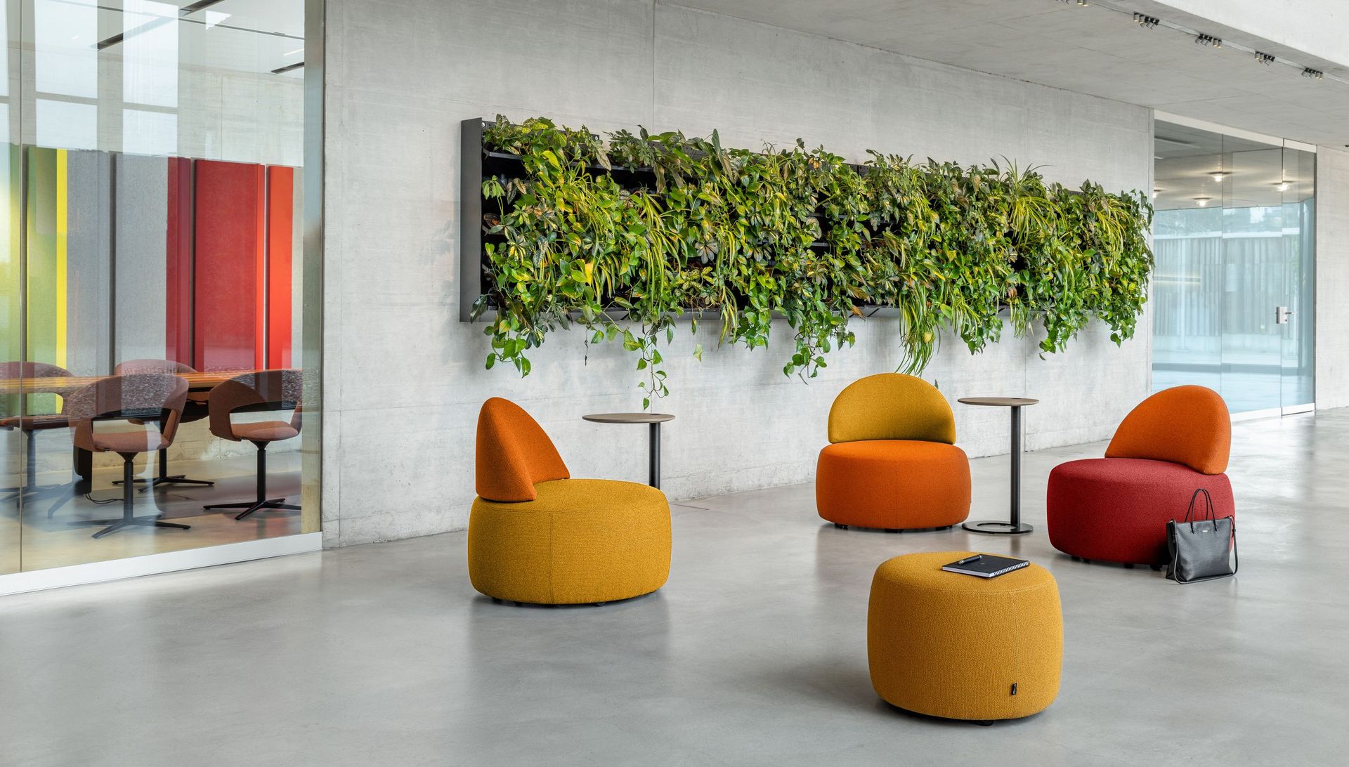 Incycle Lounge in orange, gelb und rot gepolstert