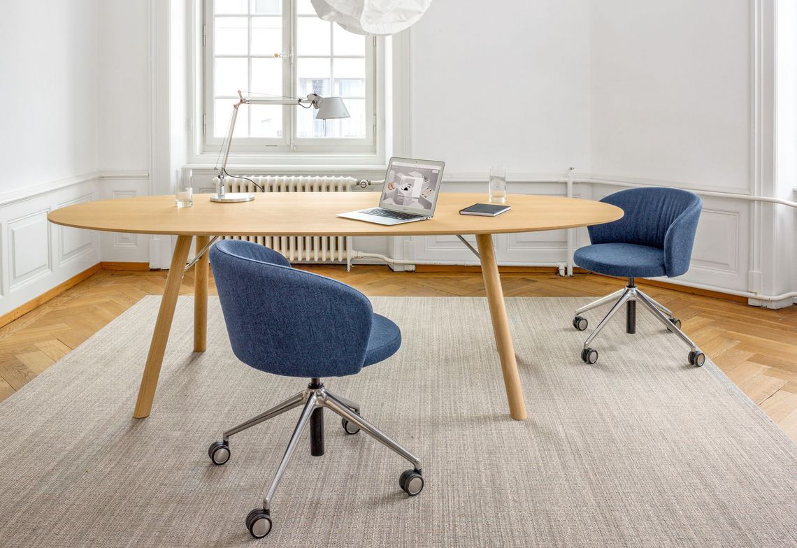 Konferenzstuhl Biala in blauem Polster am Akio Konferenztisch