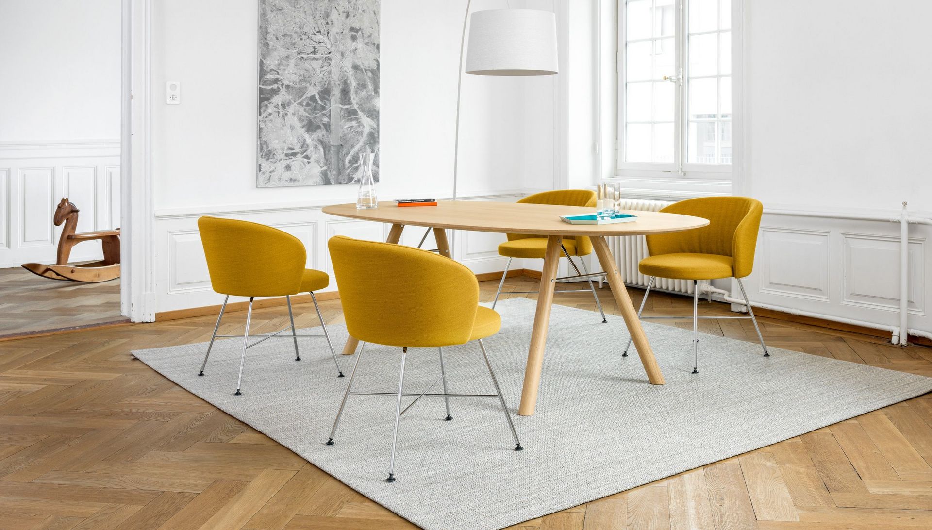 Biala Esszimmerstuhl mit Vierbeingestell und gelbem Polster am Akio Esstisch