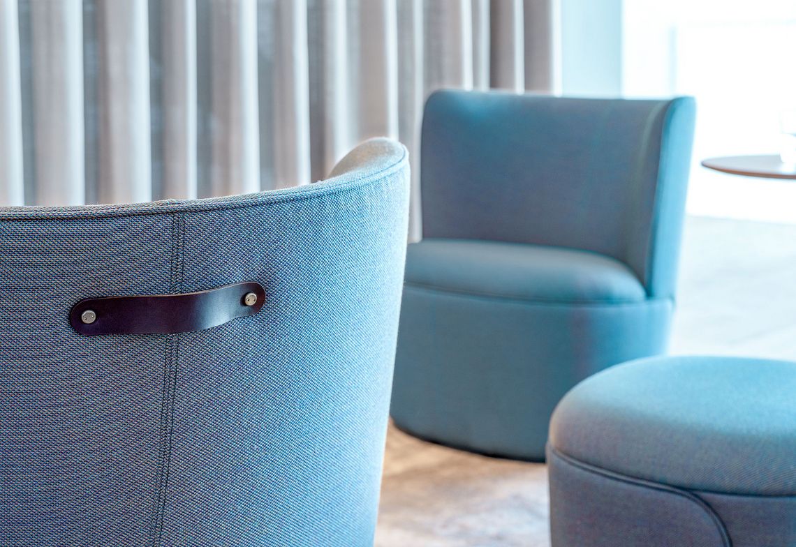 Distinctive leather handle of the armchair and stool Cina