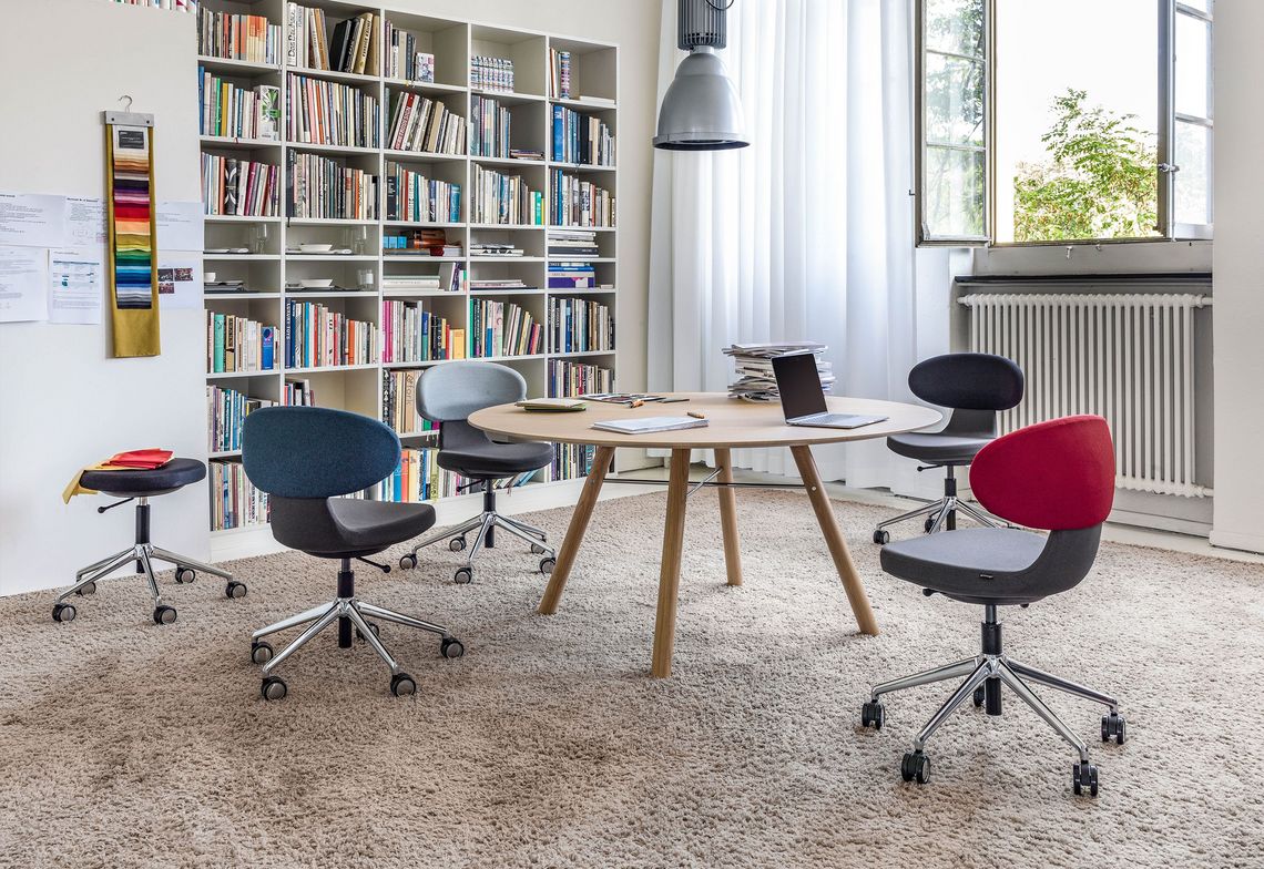 Bürostühle Simplex 3D verschiedenfarbig gepolstert, mit Hocker und Akio Besprechungstisch 