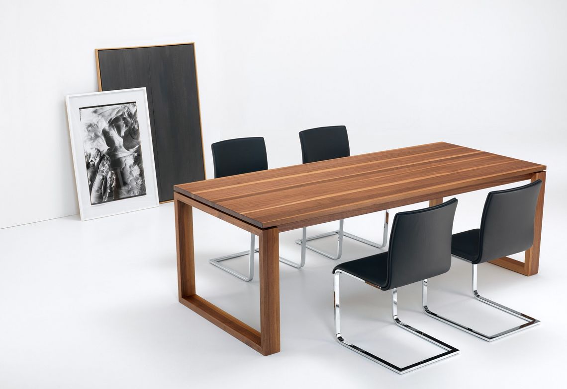 Esstisch ausziehbar Massivholz Nussbaum mit Esszimmerstühlen, Ansicht von oben