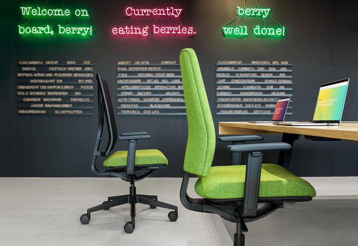 Yanos Flex en Kyra Flex aan het bureau