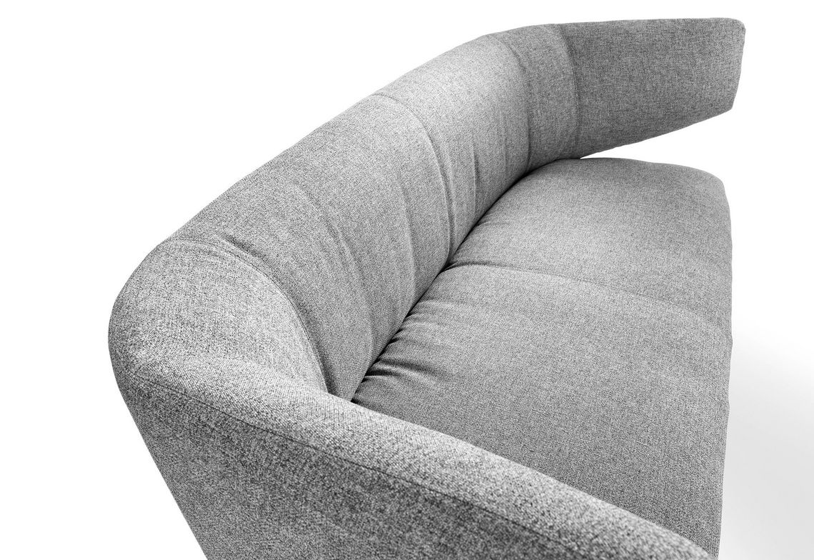 Nahaufnahme vom Faltenwurf des Loungesofas der Ausführung soft gepolstert