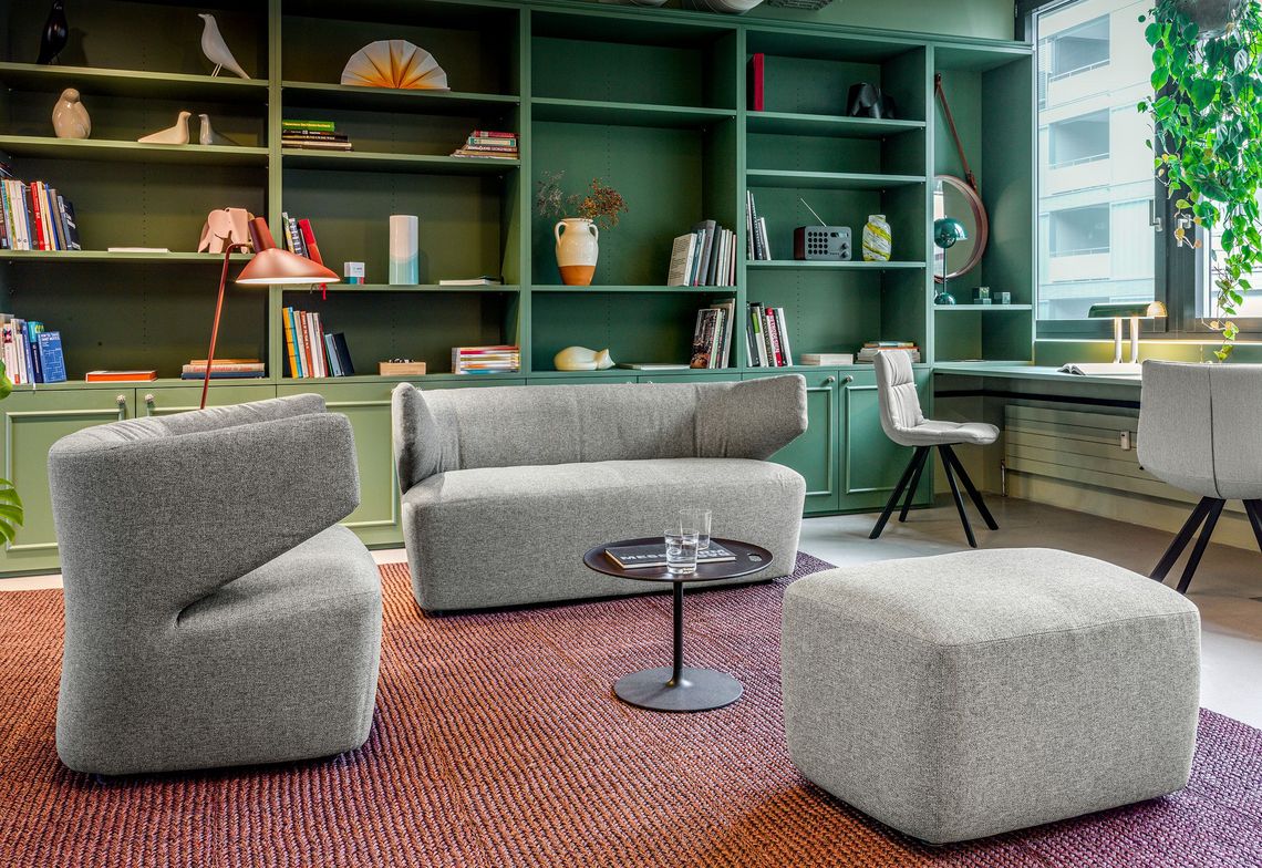 Sessel, Loungsessel und Polsterhocker im Aufenthaltsraum