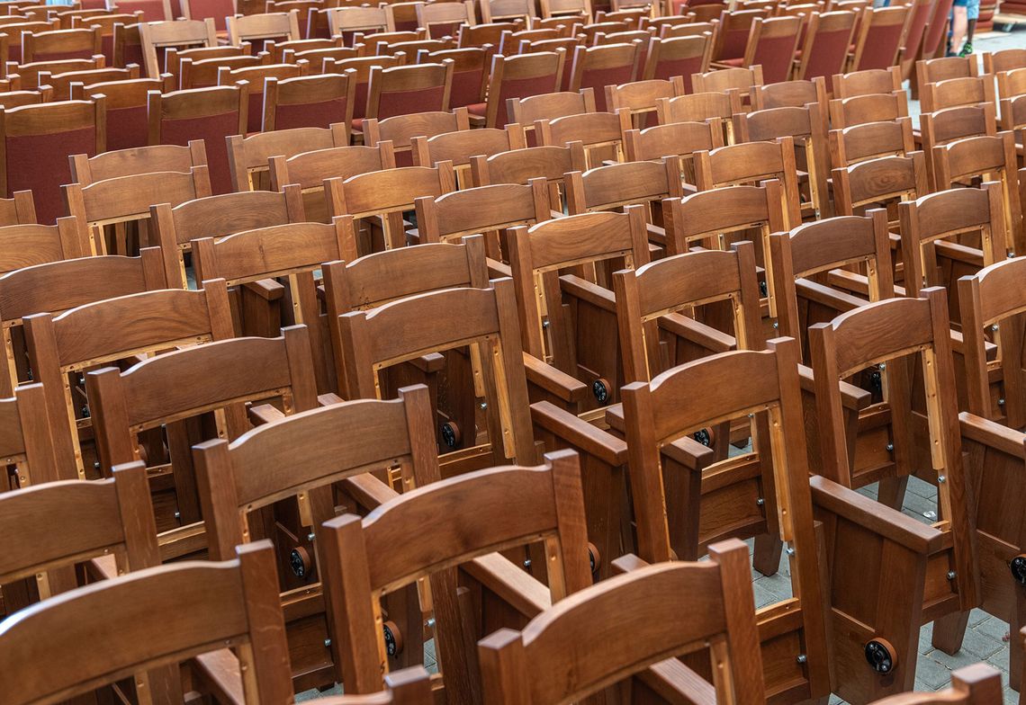 Sièges rabattables du manège avec le rembourrage de l'assise et du dossier retiré