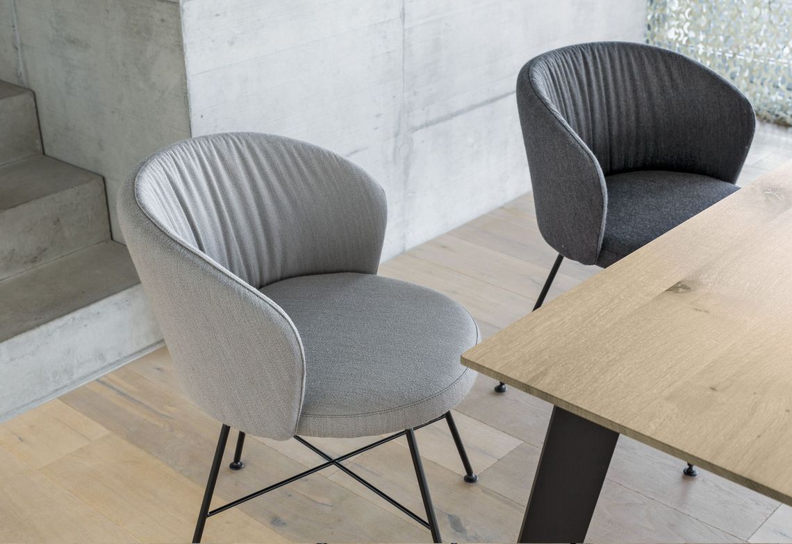 Biala Esszimmerstuhl in grauem Polster und schwarzem Metallgestell 