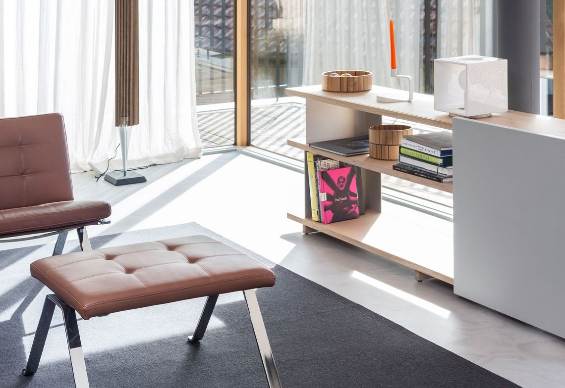 Kommode Holz mit Aluschiebetür und Sessel Modell 1600