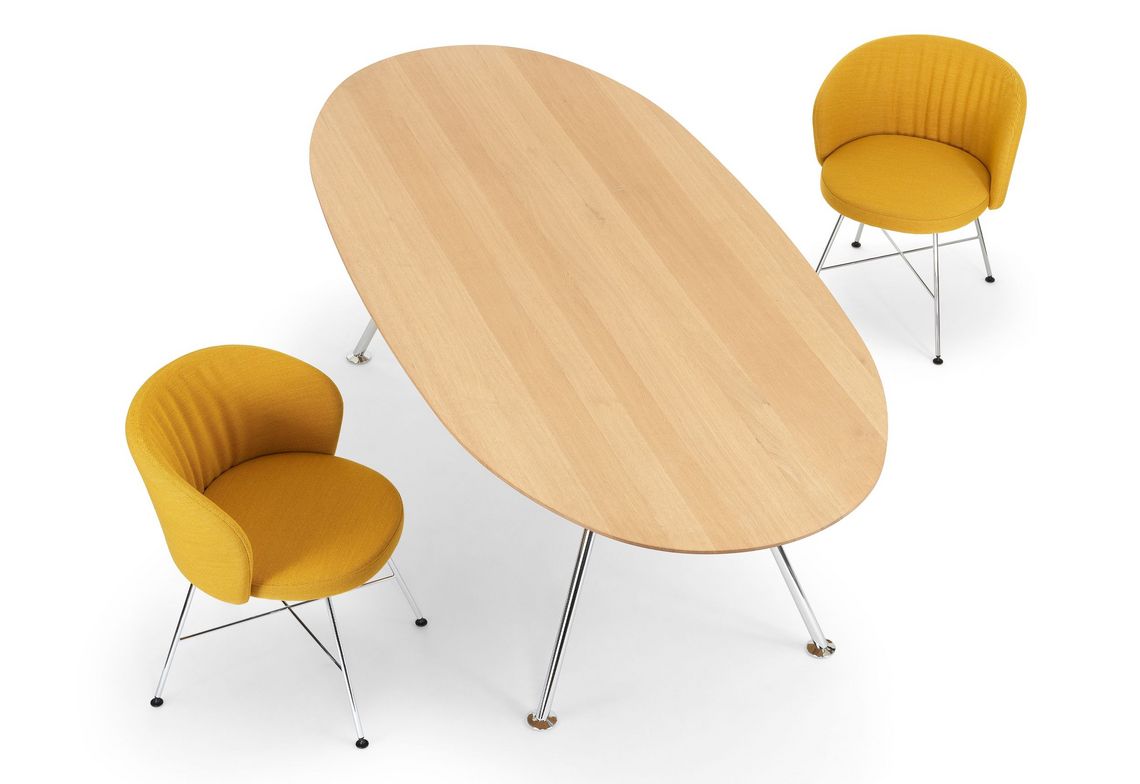 Sicht von oben auf ovalen Esstisch Massivholz und gelb gepolsterte Biala Polsterstühle