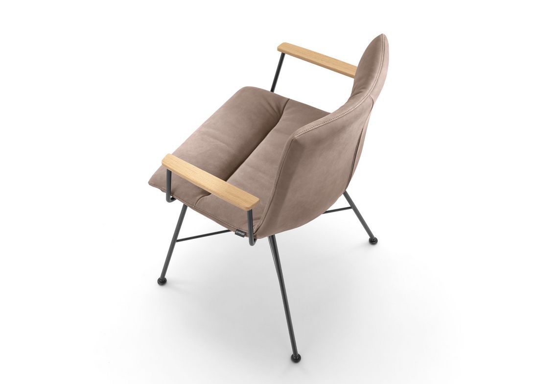 Polsterstuhl mit schwarzem Vierbeingestell und Armlehnen mit Auflagen in Eiche