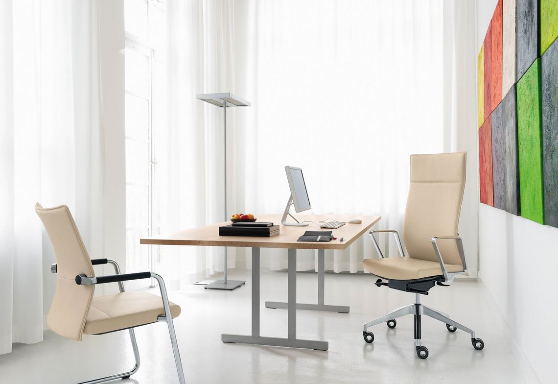 Besprechungstisch Massivholz im Chefbüro mit Diagon Schreibtischstuhl und Freischwinger in hellem Leder gepolstert