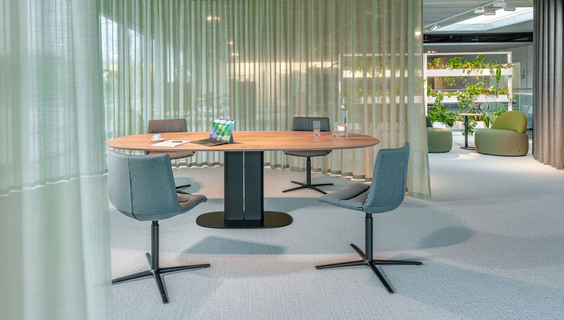 Konferenztisch Amieta in Kombination mit Stuhl Marel