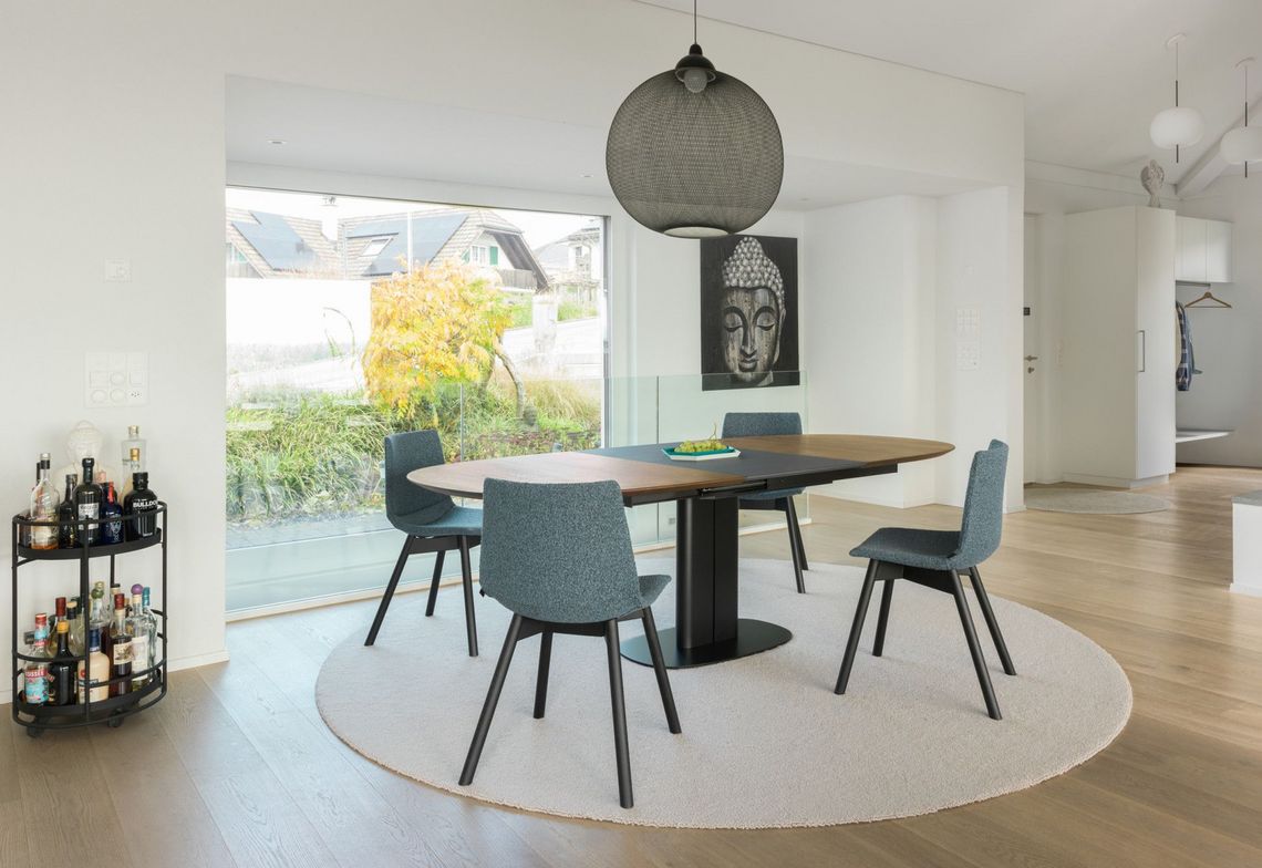 Ausgezogener Esstisch Amieta mit Stuhl Nava