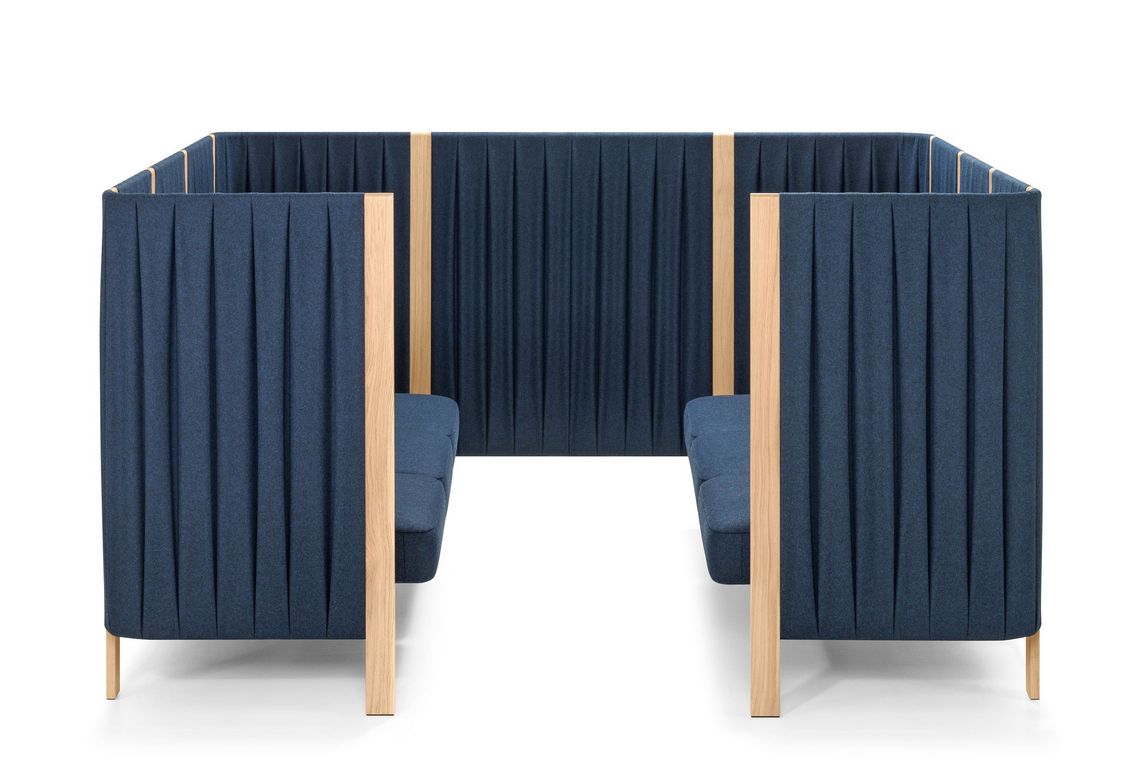 Zwei Loungesofas Dreisitzer in blau gepolstert mit Seitenpaneelen 