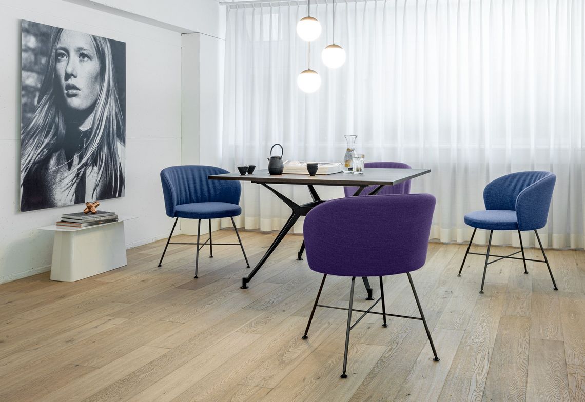 Konferenzstuhl mit Vierbeingestell in schwarzem Metall an einem Konferenztisch