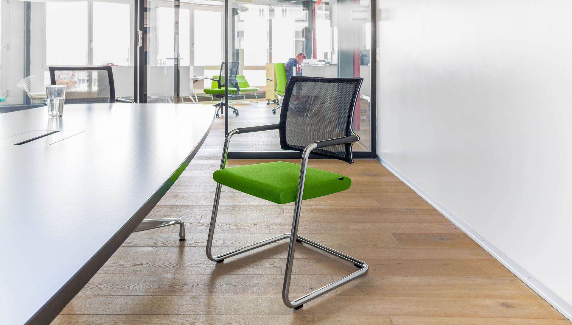 Camiro Freischwinger mit grünem Sitzpolster am Konferenztisch