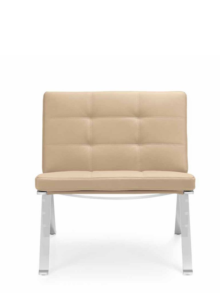 Modell 1600 Sessel mit hellem Leder gepolstert, Gestell verchromt, Frontansicht