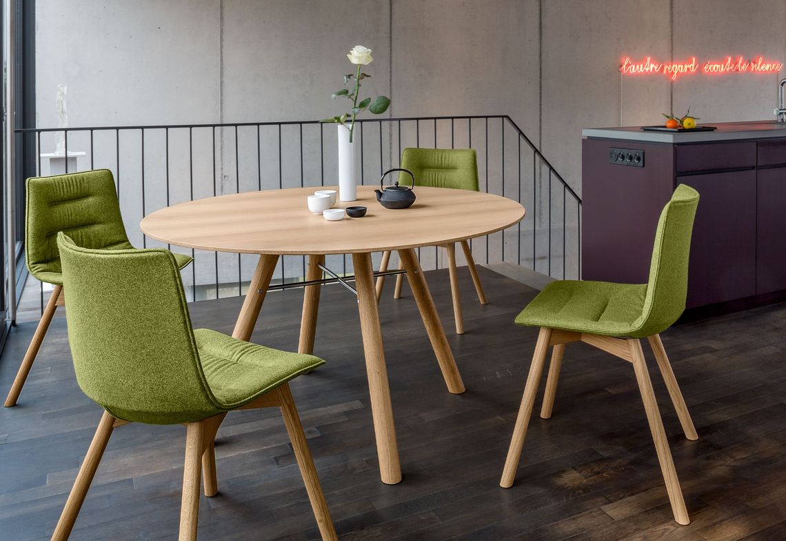 Esstischstuhl mit Holz Vierbeingestell und grünem Vollpolster am runden Akio Esstisch Massivholz 
