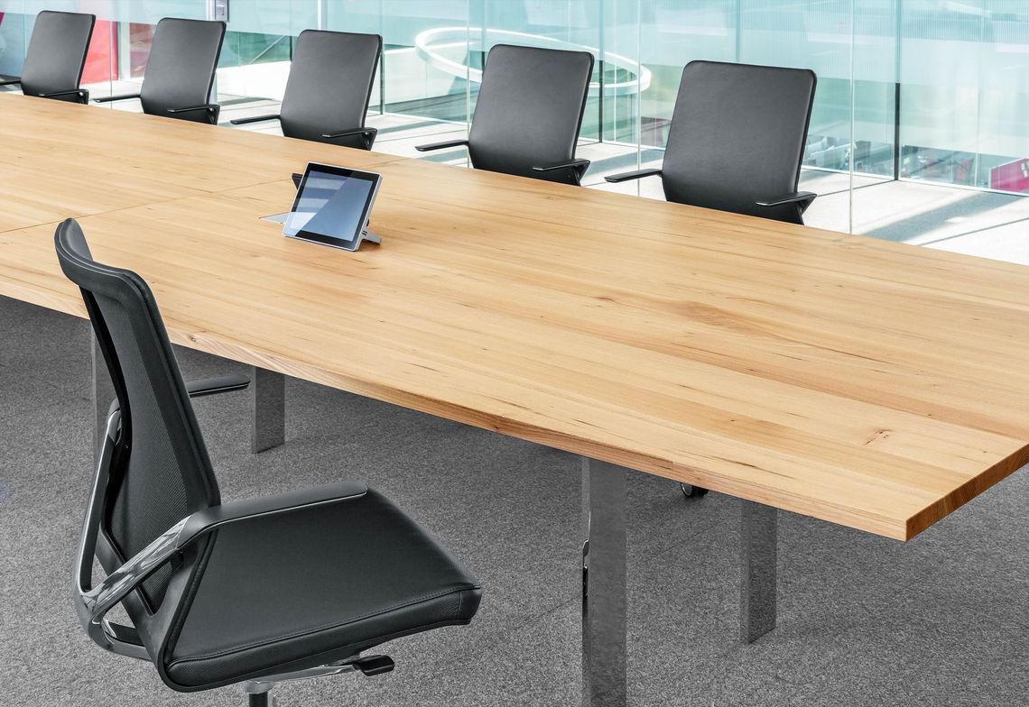 Bürostuhl Linq in Lederausführung am Tisch Adapt