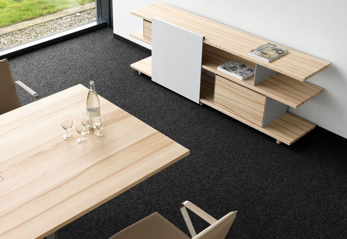 Lowboard in Massivholz Eiche im Konferenzraum