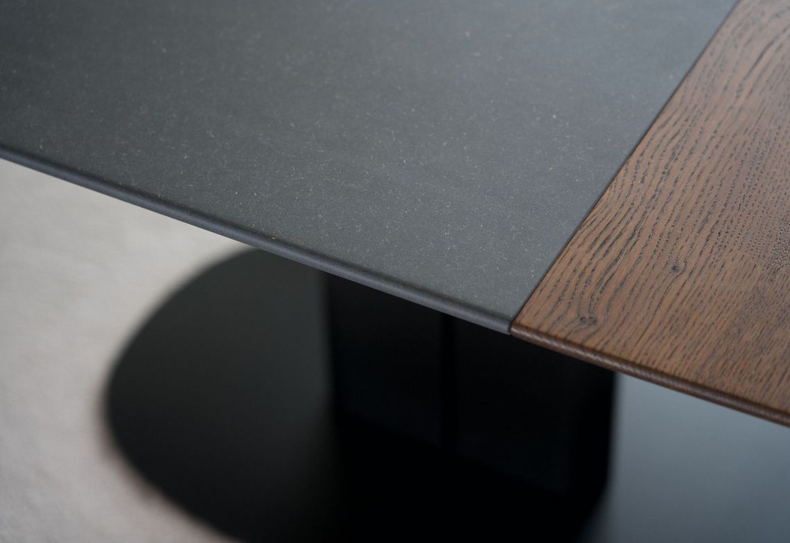 Einlageplatten in dunkelgrauem Valchromat, einem durchgefärbten Holzfaser-Material