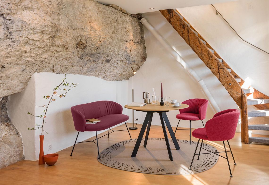 Biala Polsterstühle in Pink und Biala Zweisitzer Bank in Violet und schwarzem Vierbeingestell