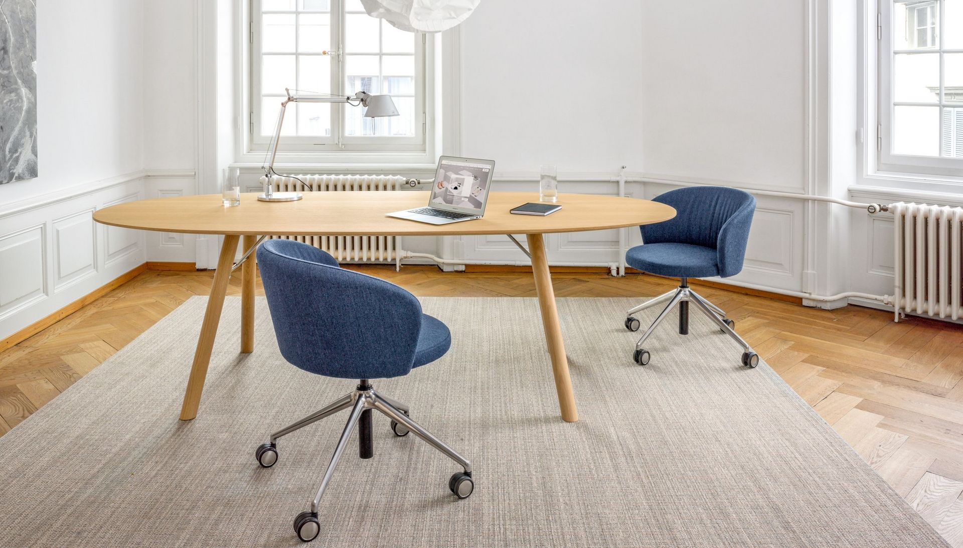 Biala Konferenzstuhl am ovalen Besprechungstisch Akio