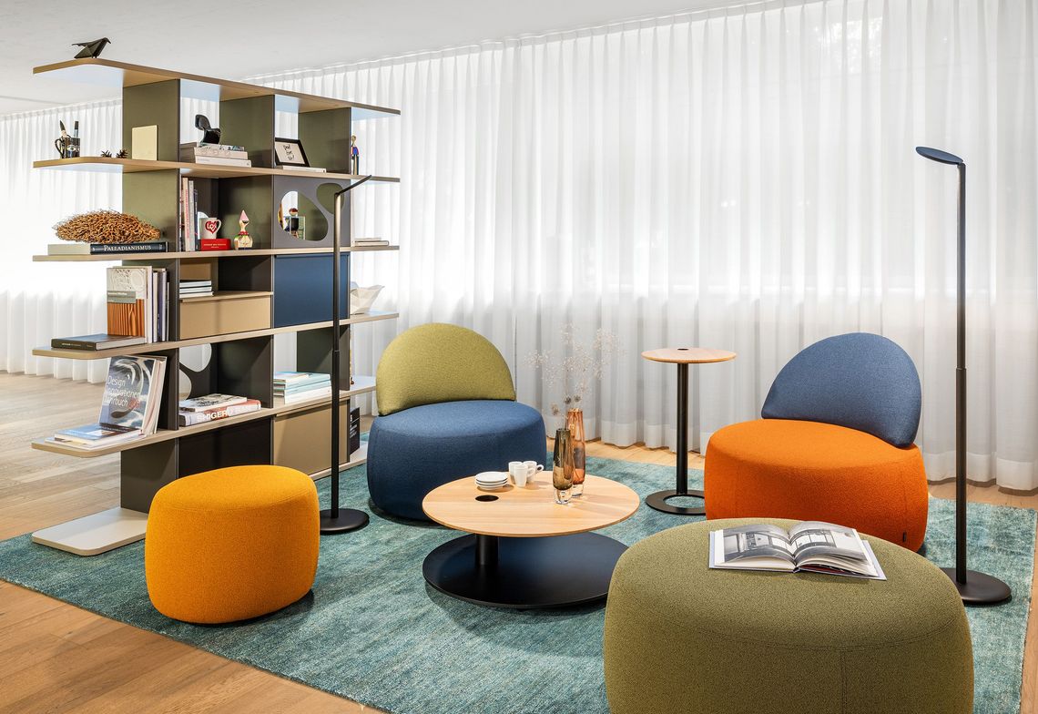 Poufhocker und Pouf mit Rückenlehne in der Büro Mittelzone