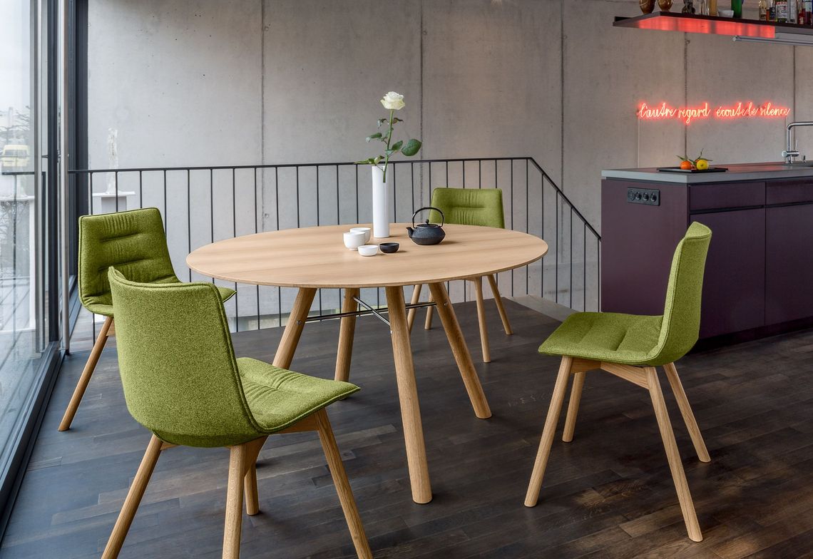 Runder Esstisch Massivholz mit Polsterstuhl